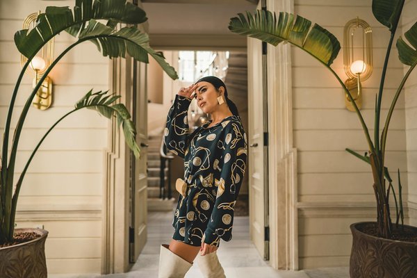 How to Create a DIY Herbal Hair Rinse for Shiny, Healthy Locks?